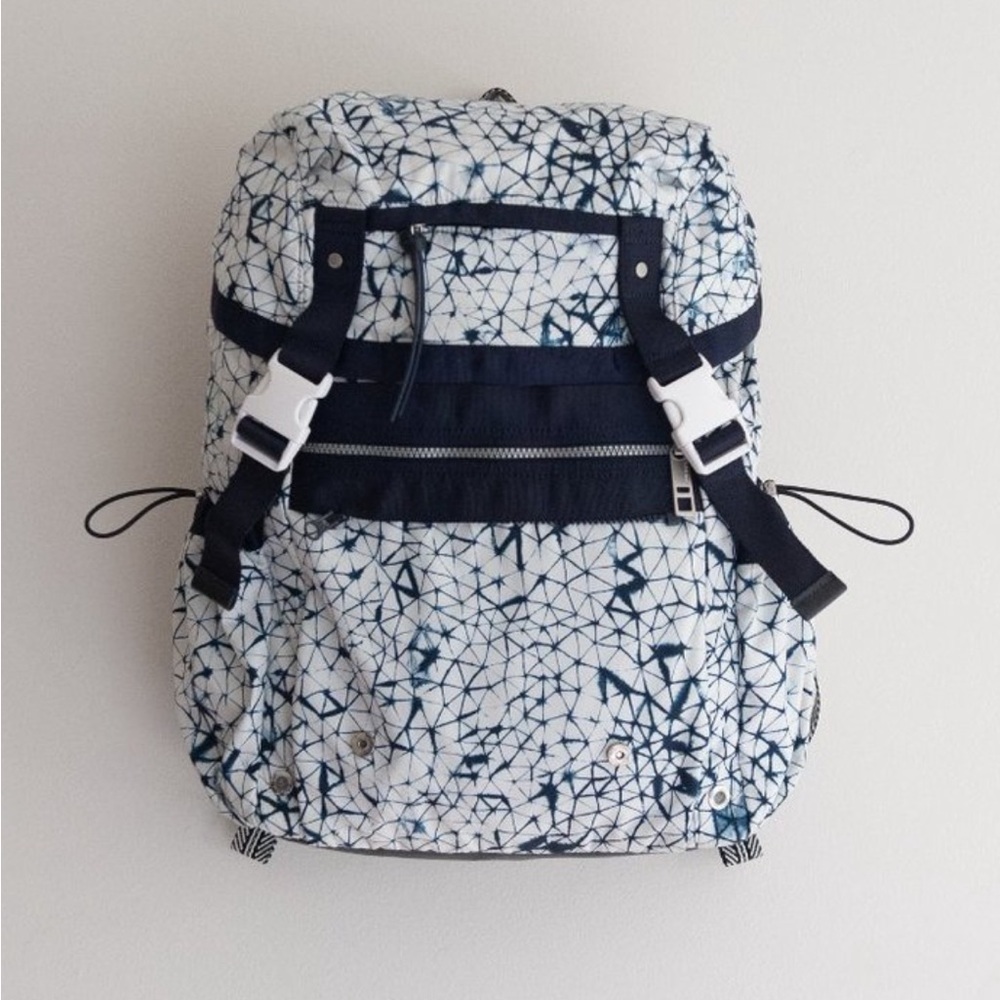 Lululemon travelling yogini backpack